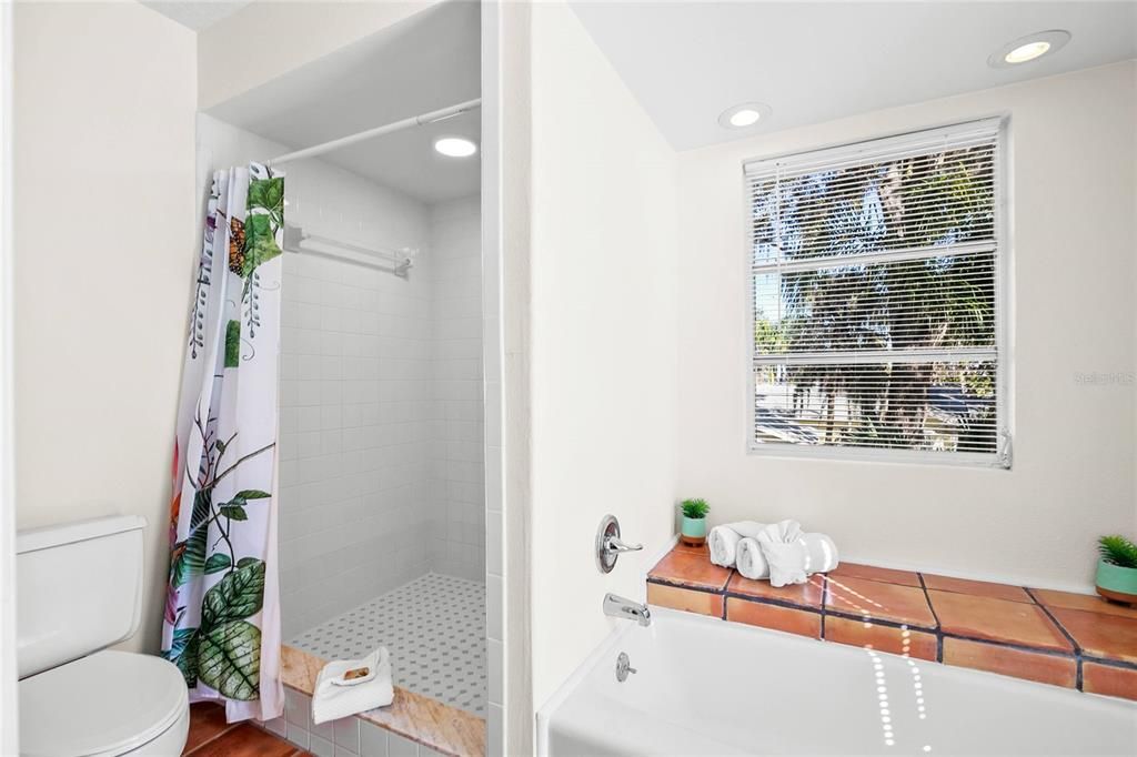 En Venta: $1,045,000 (5 camas, 2 baños, 3041 Pies cuadrados)