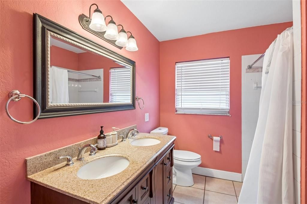 Activo con contrato: $599,000 (4 camas, 2 baños, 1970 Pies cuadrados)