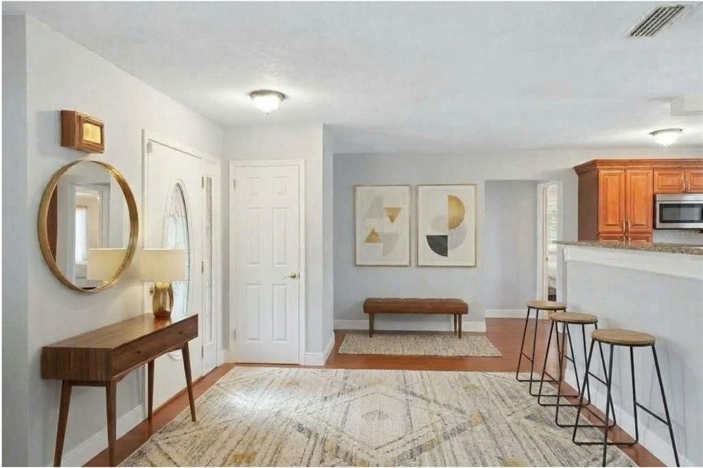 Activo con contrato: $599,000 (4 camas, 2 baños, 1970 Pies cuadrados)