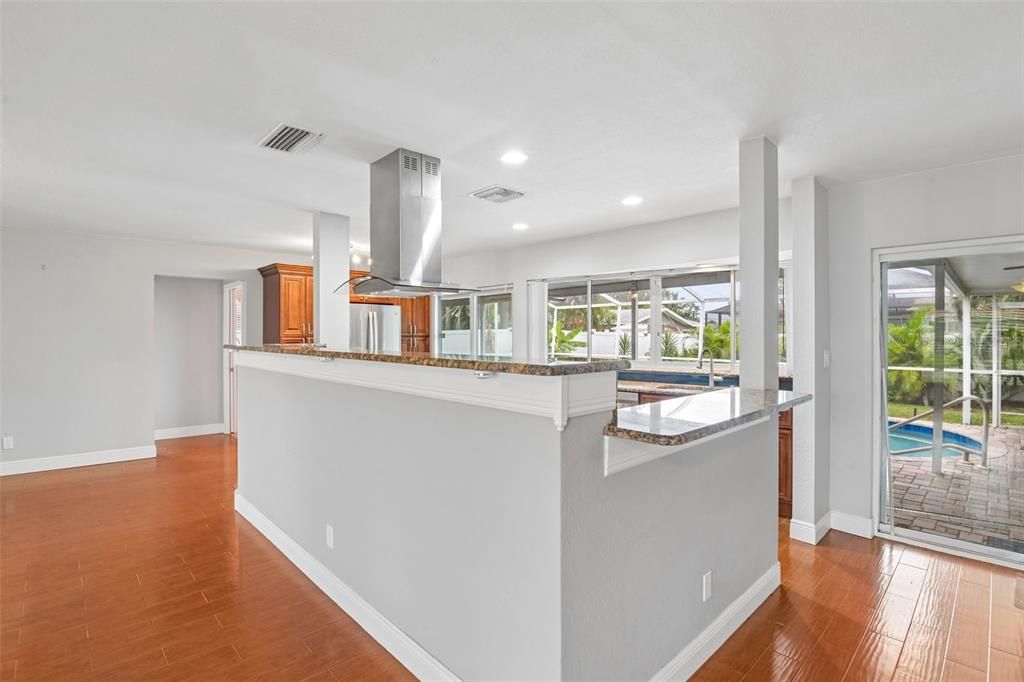 Activo con contrato: $599,000 (4 camas, 2 baños, 1970 Pies cuadrados)