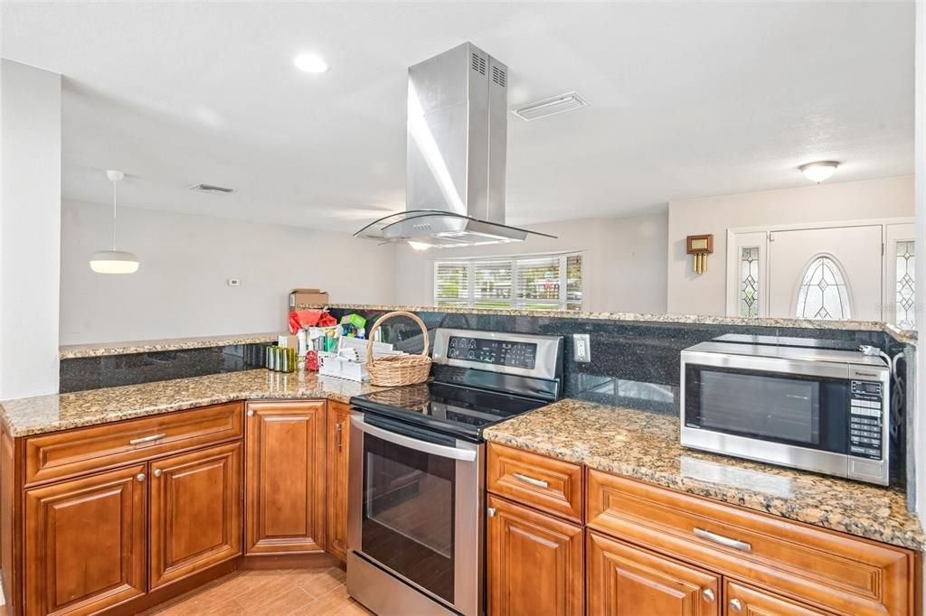 Activo con contrato: $599,000 (4 camas, 2 baños, 1970 Pies cuadrados)