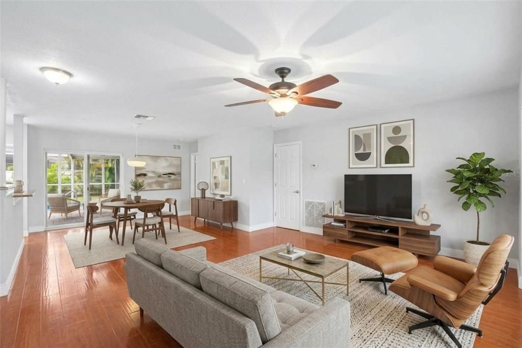 Activo con contrato: $599,000 (4 camas, 2 baños, 1970 Pies cuadrados)