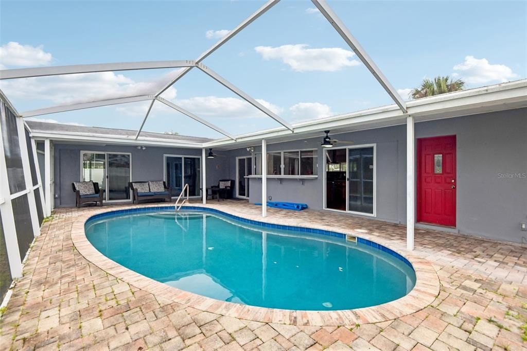 Activo con contrato: $599,000 (4 camas, 2 baños, 1970 Pies cuadrados)