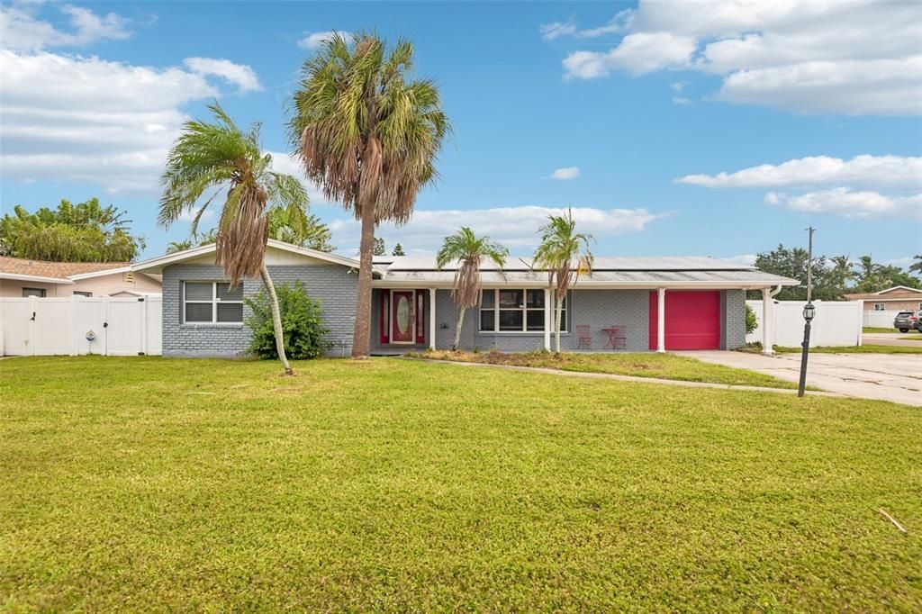 Activo con contrato: $599,000 (4 camas, 2 baños, 1970 Pies cuadrados)