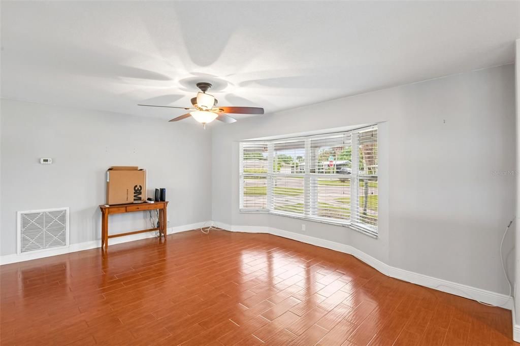 Activo con contrato: $599,000 (4 camas, 2 baños, 1970 Pies cuadrados)