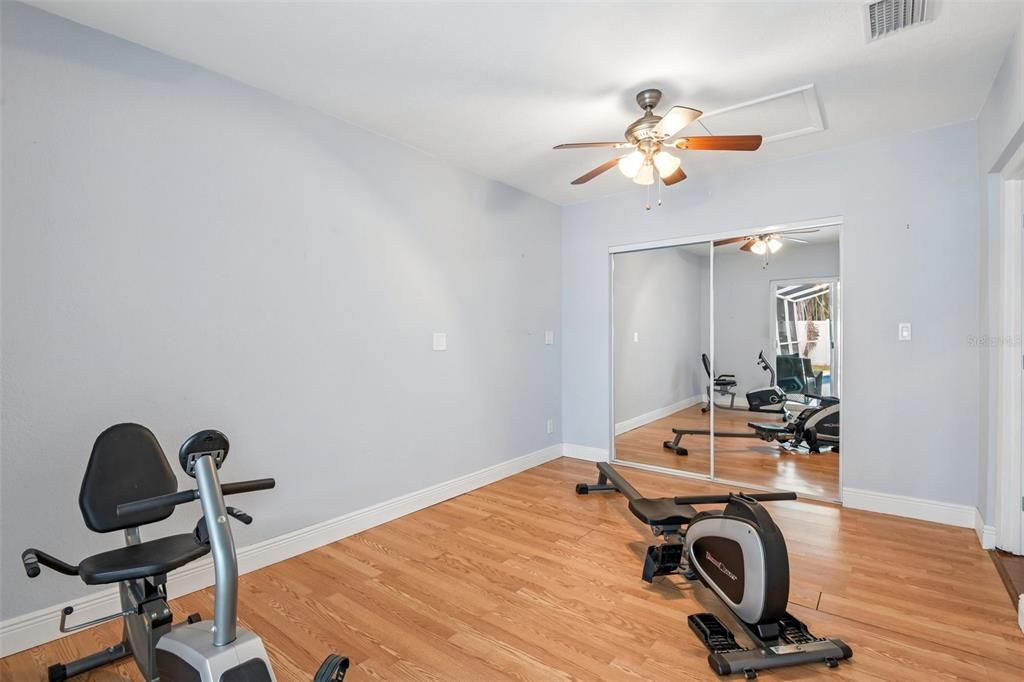Activo con contrato: $599,000 (4 camas, 2 baños, 1970 Pies cuadrados)