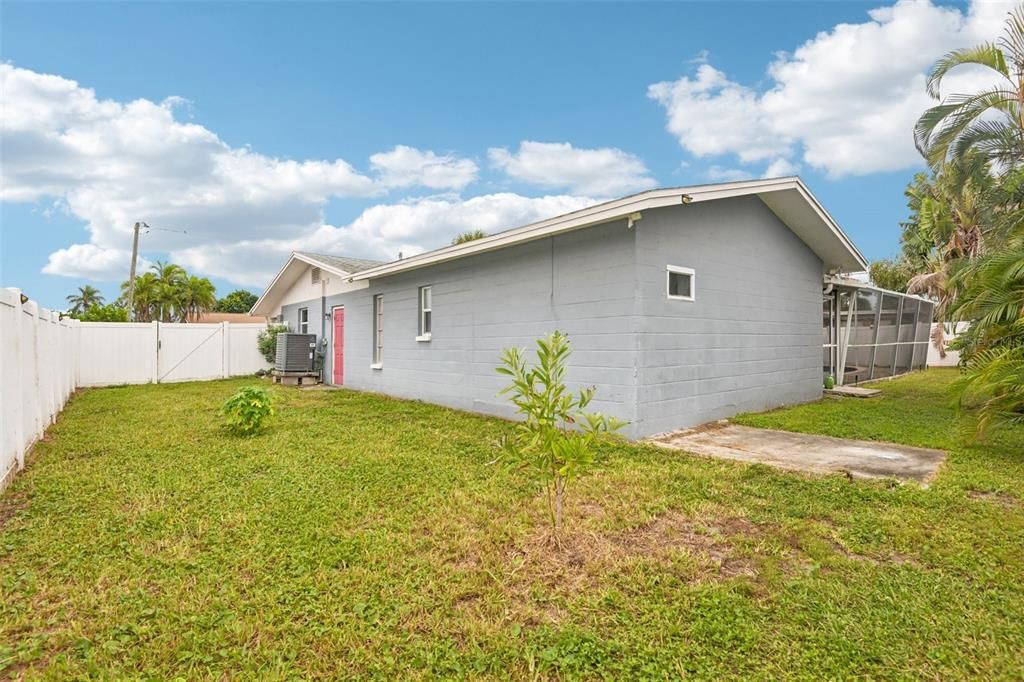 Activo con contrato: $599,000 (4 camas, 2 baños, 1970 Pies cuadrados)