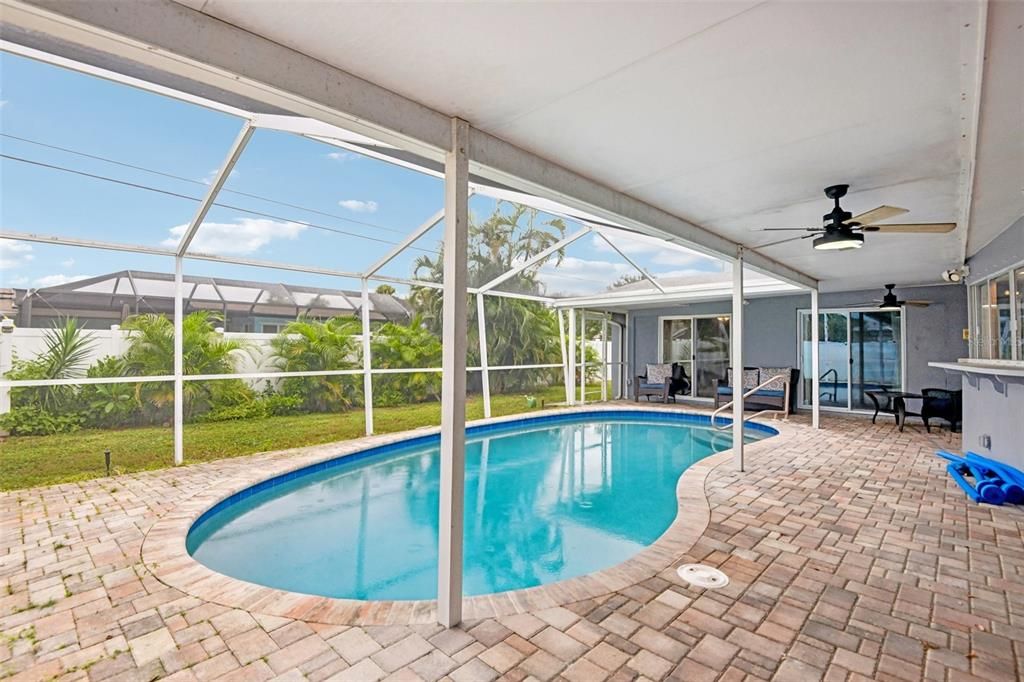 Activo con contrato: $599,000 (4 camas, 2 baños, 1970 Pies cuadrados)