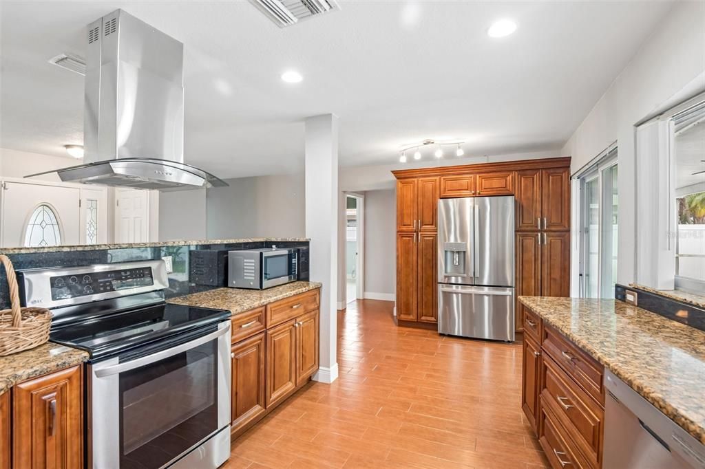 Activo con contrato: $599,000 (4 camas, 2 baños, 1970 Pies cuadrados)