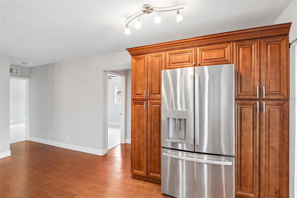 Activo con contrato: $599,000 (4 camas, 2 baños, 1970 Pies cuadrados)