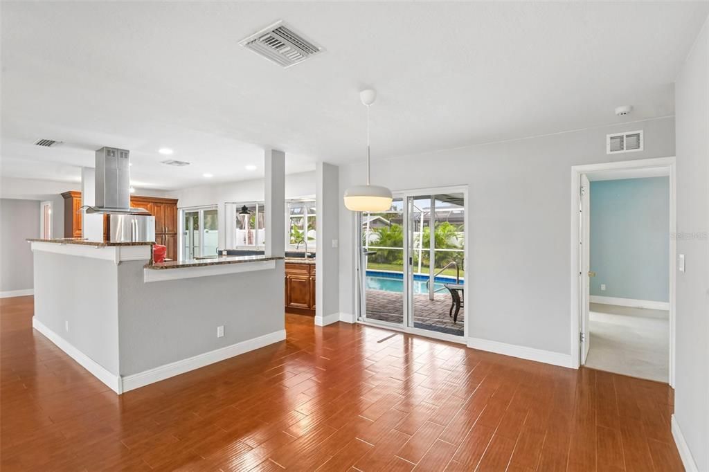 Activo con contrato: $599,000 (4 camas, 2 baños, 1970 Pies cuadrados)