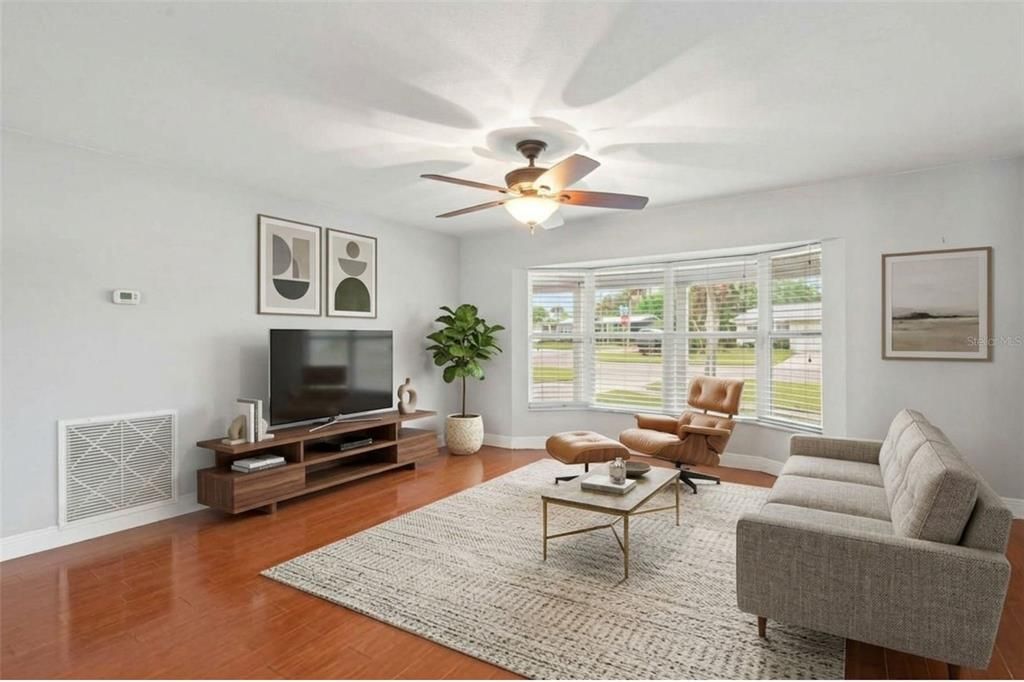 Activo con contrato: $599,000 (4 camas, 2 baños, 1970 Pies cuadrados)