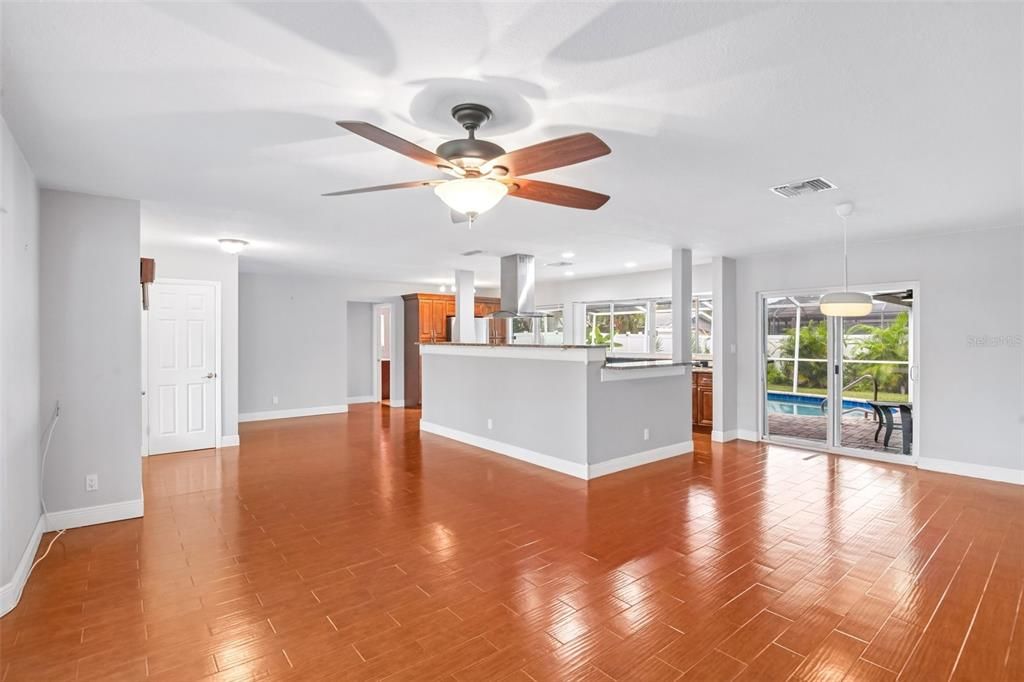 Activo con contrato: $599,000 (4 camas, 2 baños, 1970 Pies cuadrados)
