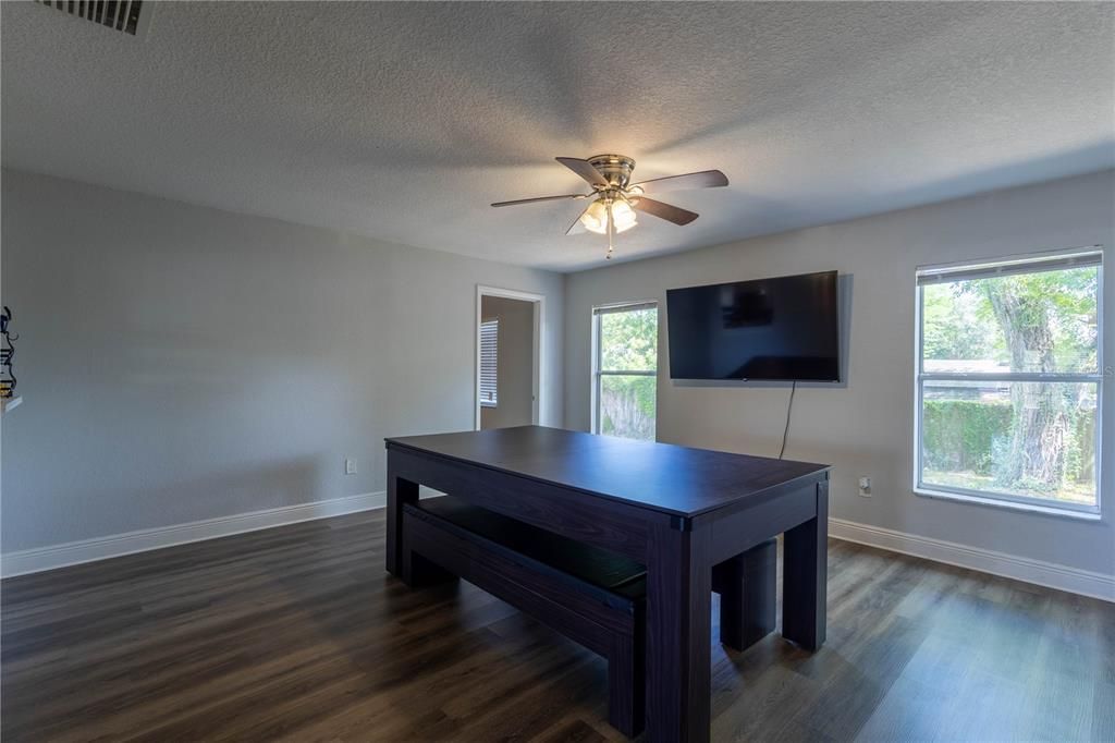 For Sale: $350,000 (3 beds, 2 baths, 1660 Square Feet)