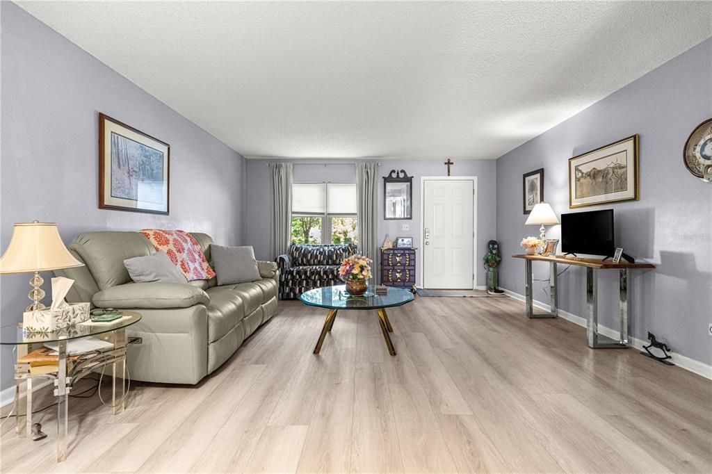 На продажу: $139,900 (2 спален, 2 ванн, 1700 Квадратных фут)