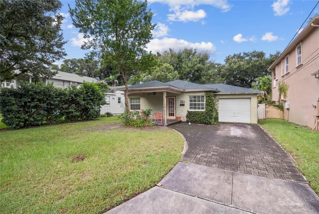 For Sale: $415,000 (2 beds, 1 baths, 715 Square Feet)