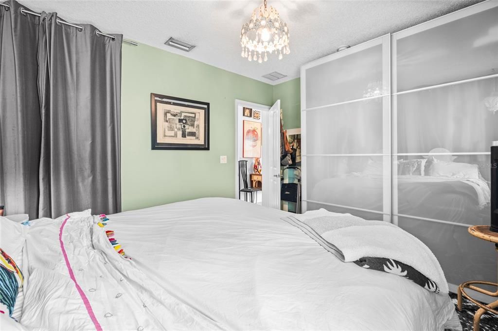 For Sale: $415,000 (2 beds, 1 baths, 715 Square Feet)