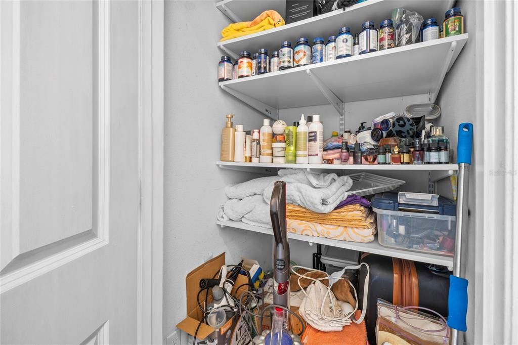 For Sale: $415,000 (2 beds, 1 baths, 715 Square Feet)