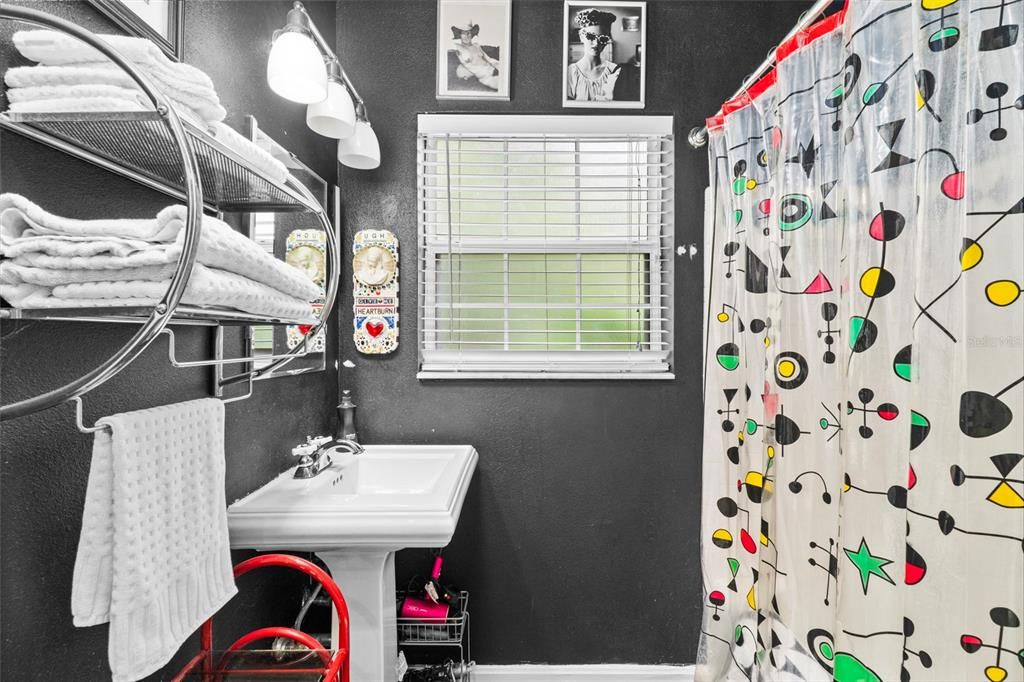 For Sale: $415,000 (2 beds, 1 baths, 715 Square Feet)