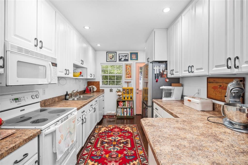 For Sale: $415,000 (2 beds, 1 baths, 715 Square Feet)