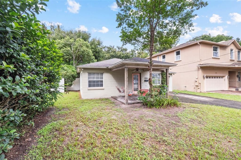 For Sale: $415,000 (2 beds, 1 baths, 715 Square Feet)