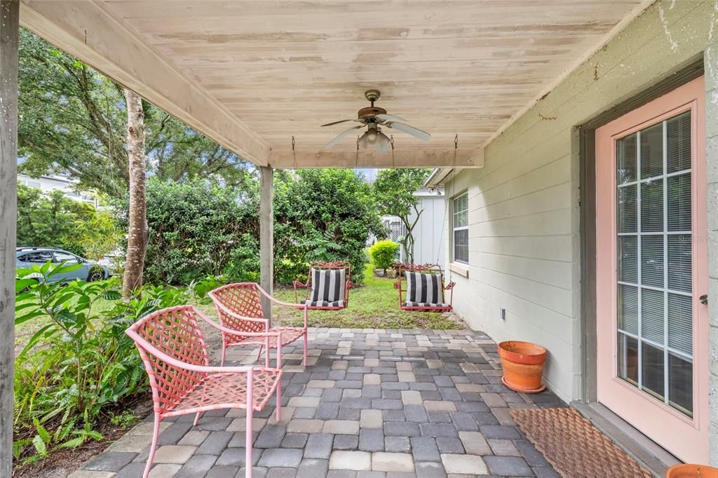 For Sale: $415,000 (2 beds, 1 baths, 715 Square Feet)