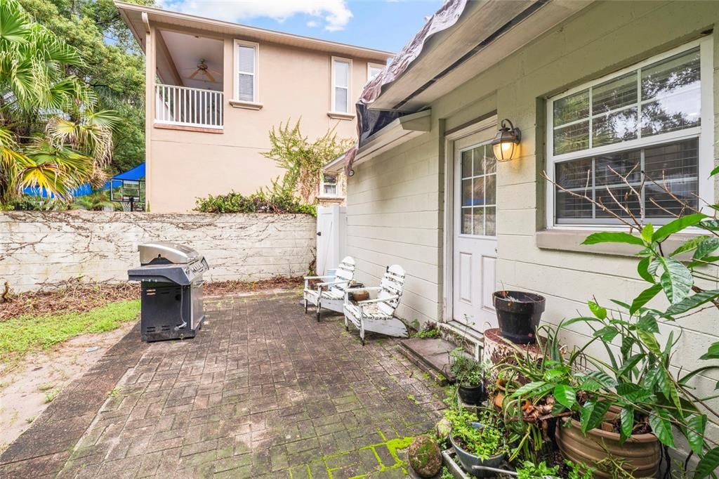 For Sale: $415,000 (2 beds, 1 baths, 715 Square Feet)