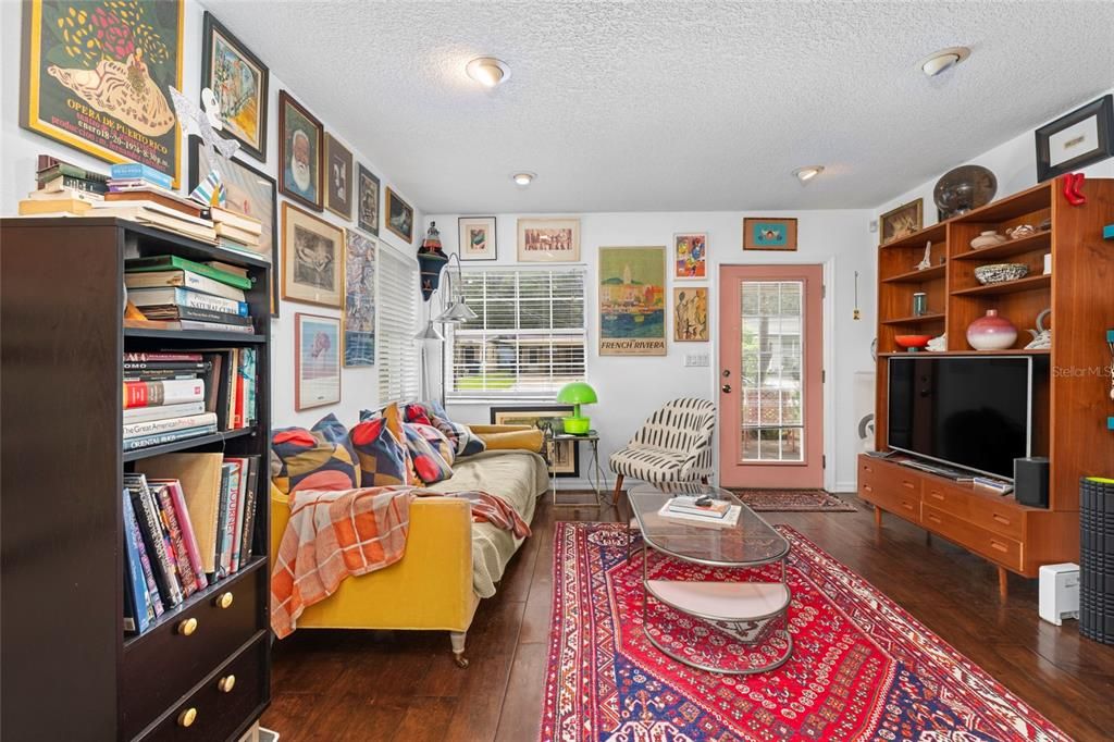 For Sale: $415,000 (2 beds, 1 baths, 715 Square Feet)