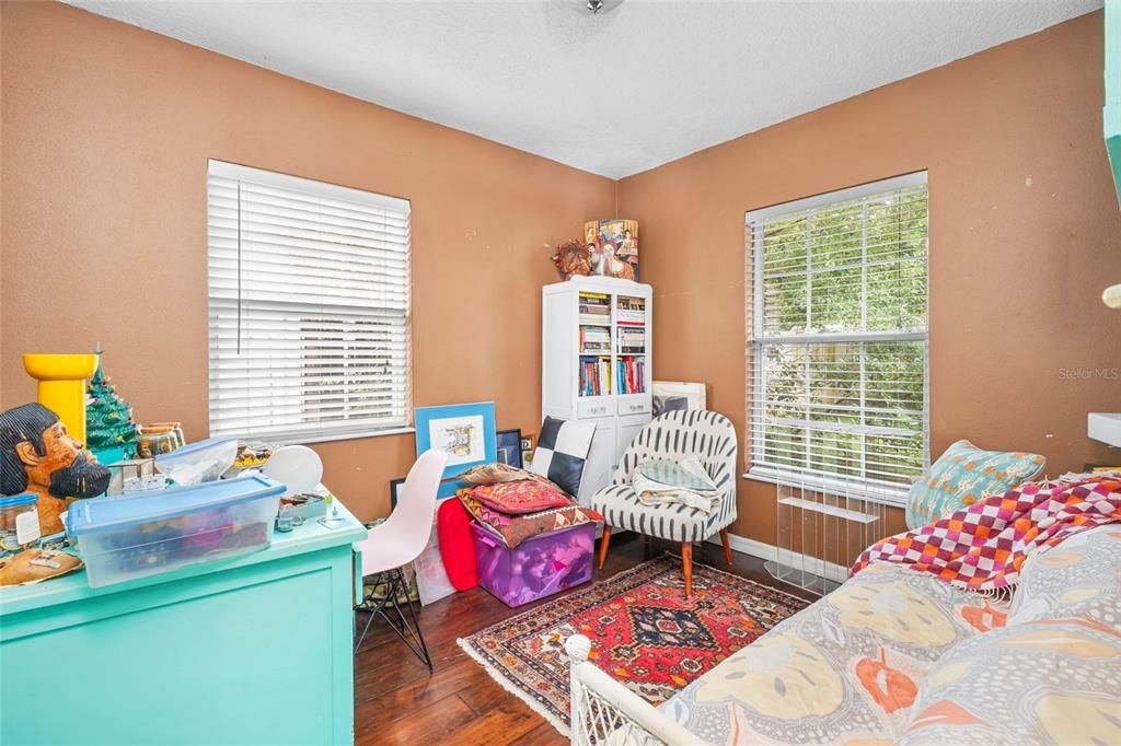 For Sale: $415,000 (2 beds, 1 baths, 715 Square Feet)