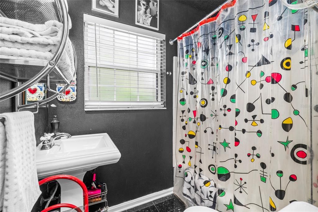 For Sale: $415,000 (2 beds, 1 baths, 715 Square Feet)