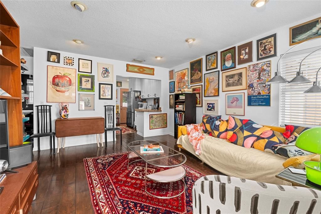 For Sale: $415,000 (2 beds, 1 baths, 715 Square Feet)