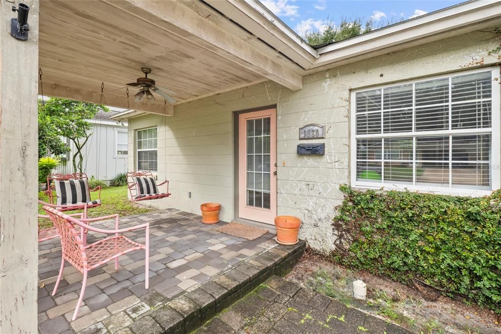 For Sale: $415,000 (2 beds, 1 baths, 715 Square Feet)