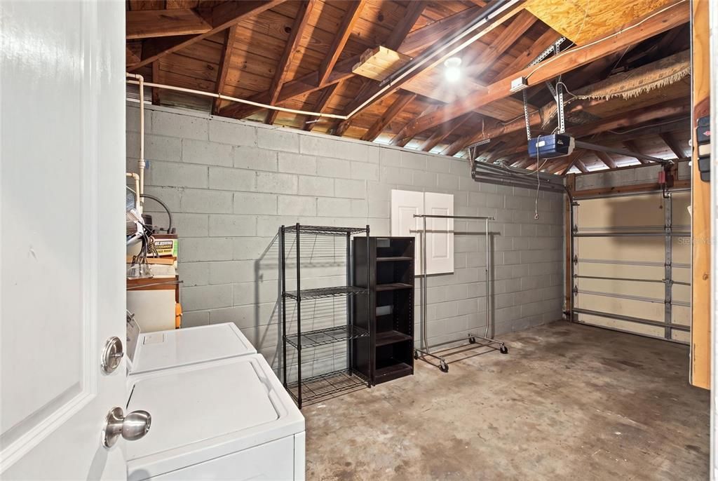 For Sale: $415,000 (2 beds, 1 baths, 715 Square Feet)