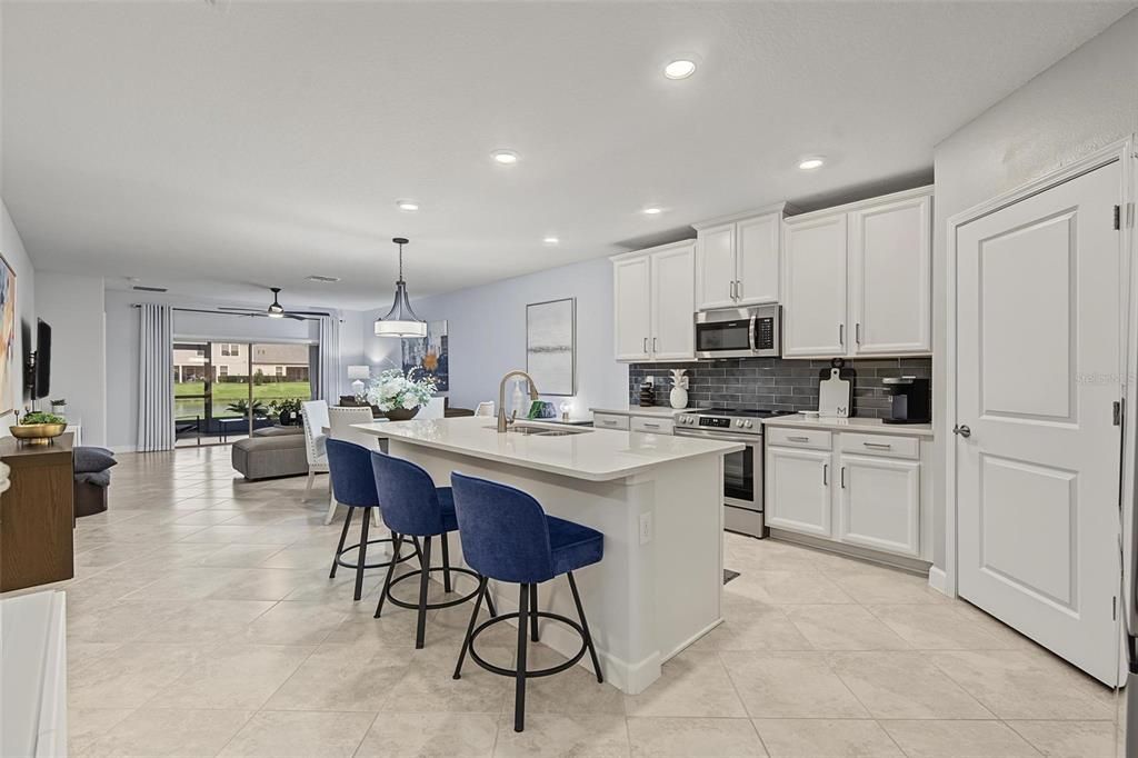 For Sale: $275,000 (2 beds, 2 baths, 1405 Square Feet)
