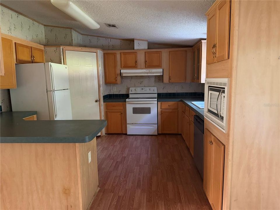 For Sale: $165,000 (3 beds, 2 baths, 1404 Square Feet)