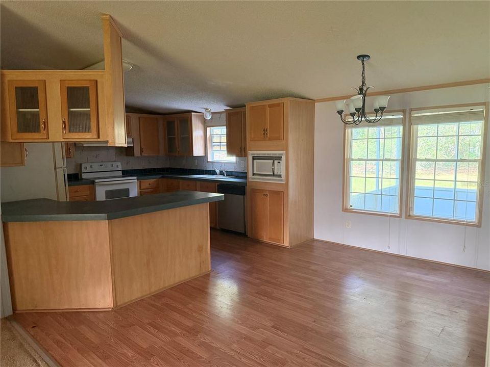 For Sale: $165,000 (3 beds, 2 baths, 1404 Square Feet)
