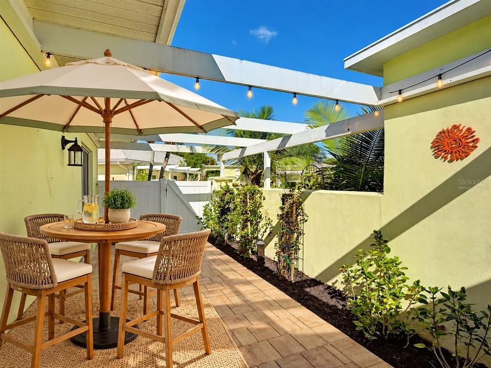 For Sale: $249,900 (2 beds, 2 baths, 1175 Square Feet)
