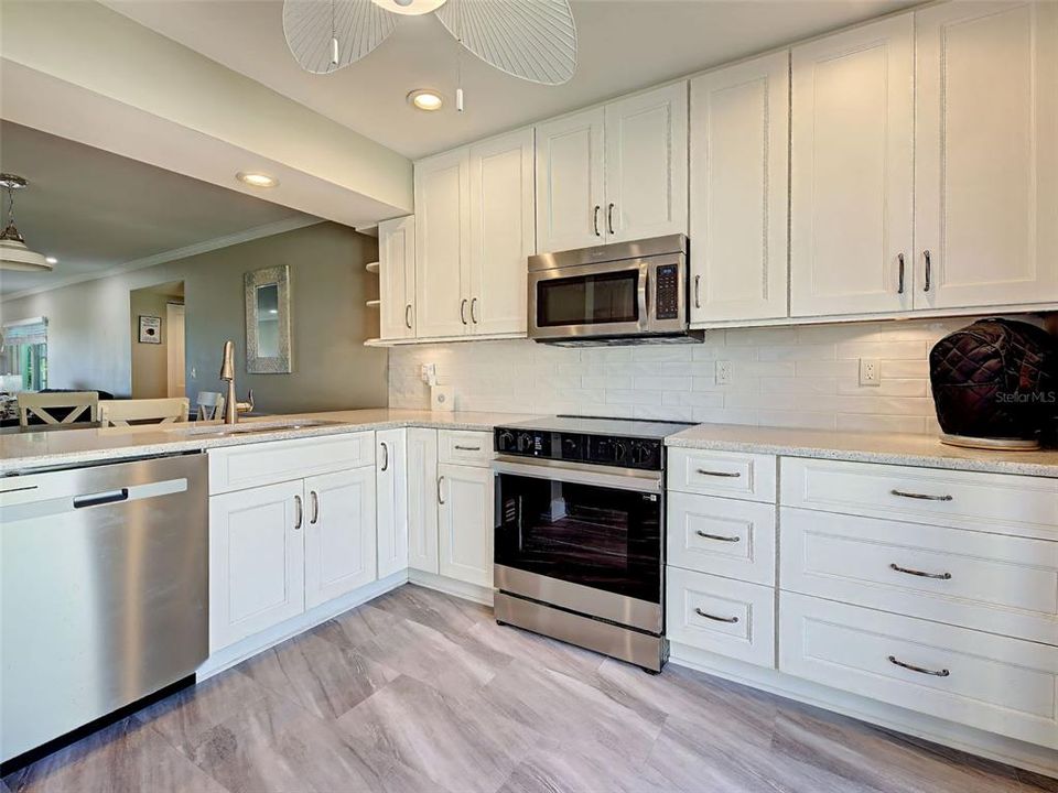For Sale: $249,900 (2 beds, 2 baths, 1175 Square Feet)