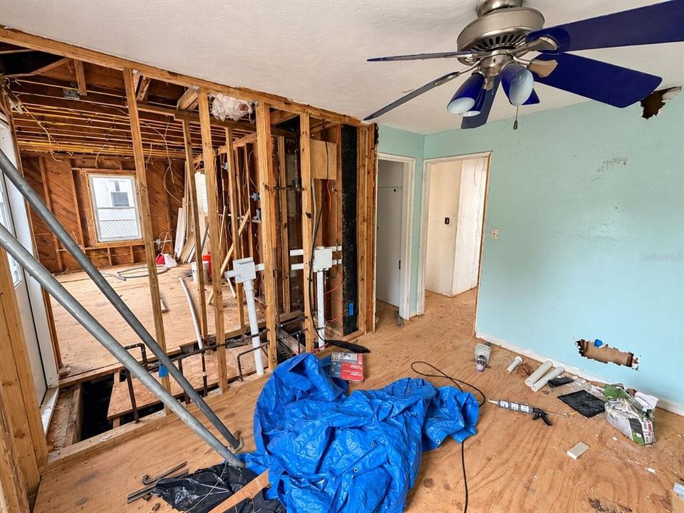 На продажу: $249,900 (2 спален, 1 ванн, 796 Квадратных фут)