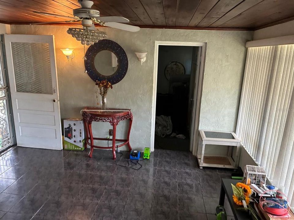 Active With Contract: $279,000 (2 beds, 1 baths, 984 Square Feet)