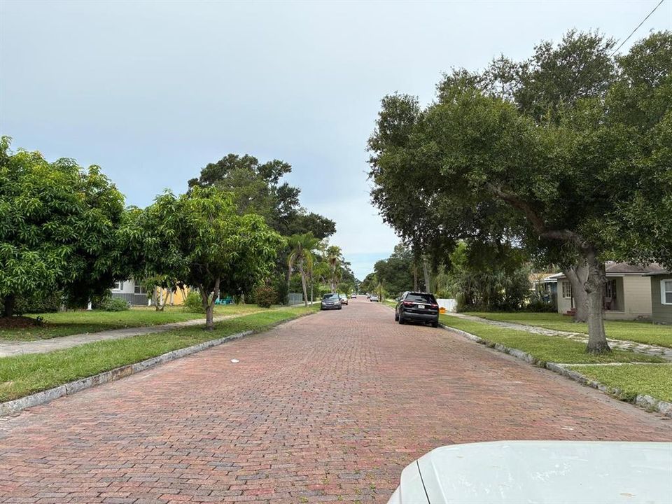 Active With Contract: $279,000 (2 beds, 1 baths, 984 Square Feet)