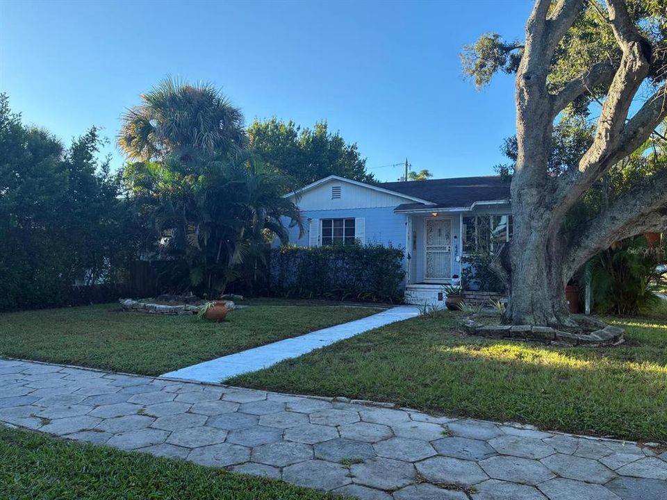 Active With Contract: $279,000 (2 beds, 1 baths, 984 Square Feet)