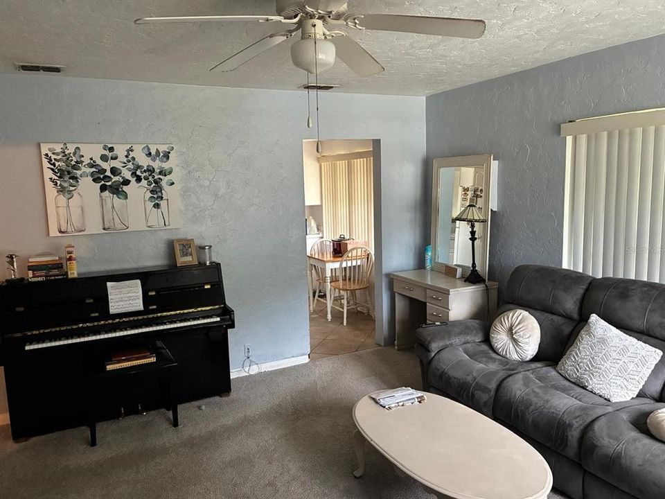 Active With Contract: $279,000 (2 beds, 1 baths, 984 Square Feet)
