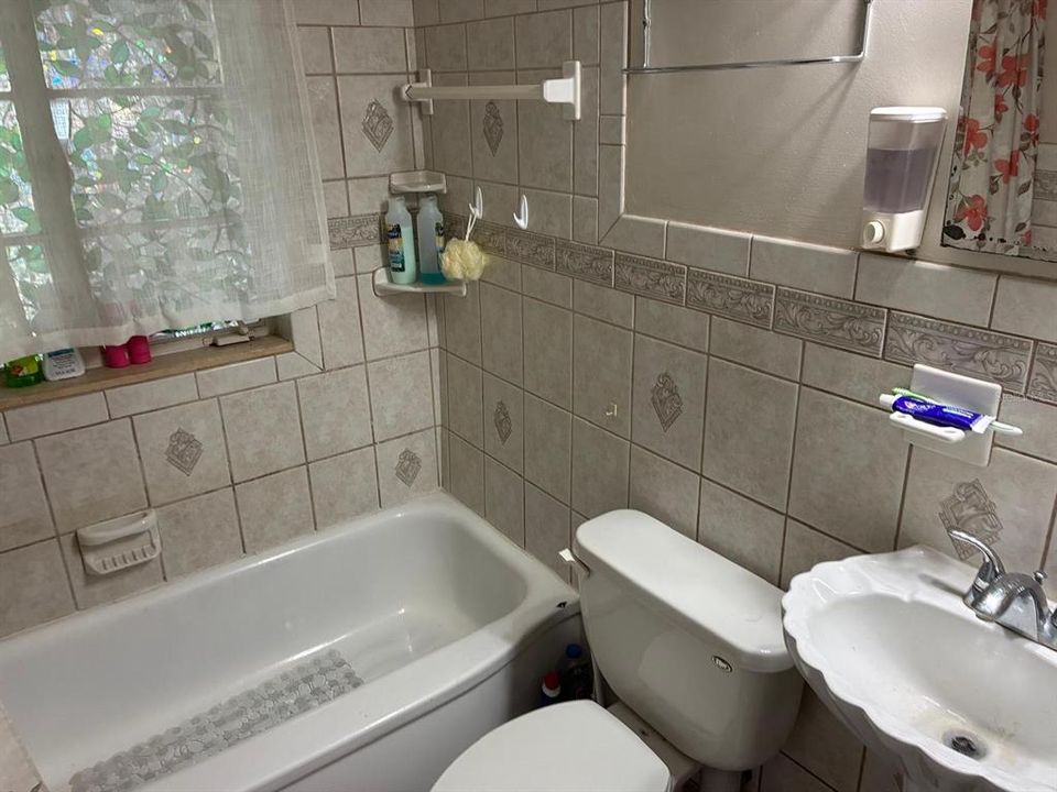 Active With Contract: $279,000 (2 beds, 1 baths, 984 Square Feet)