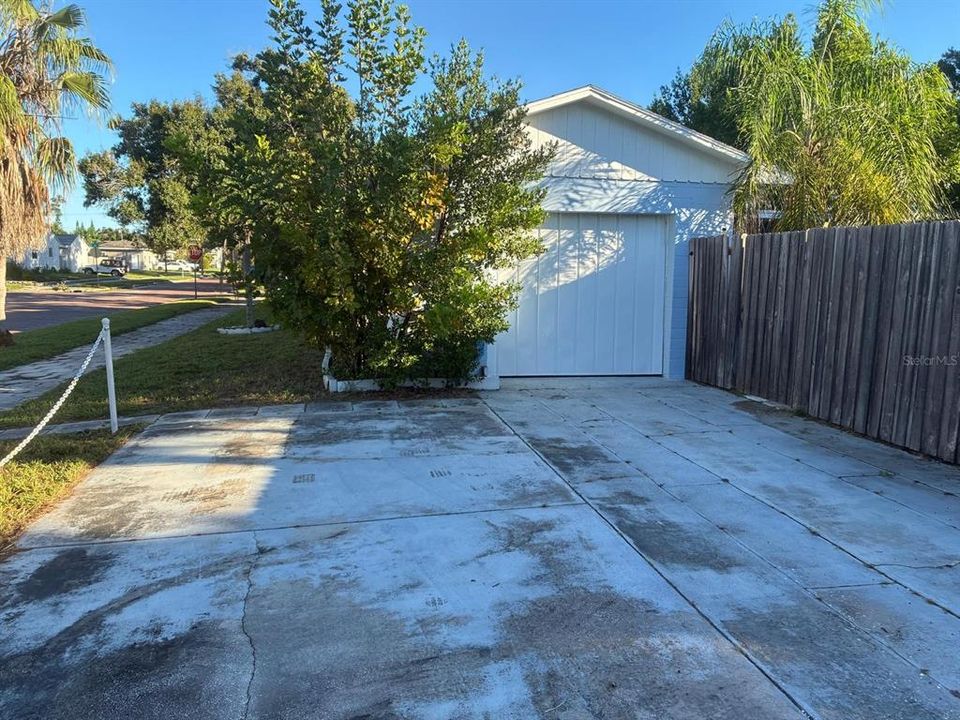 Active With Contract: $279,000 (2 beds, 1 baths, 984 Square Feet)