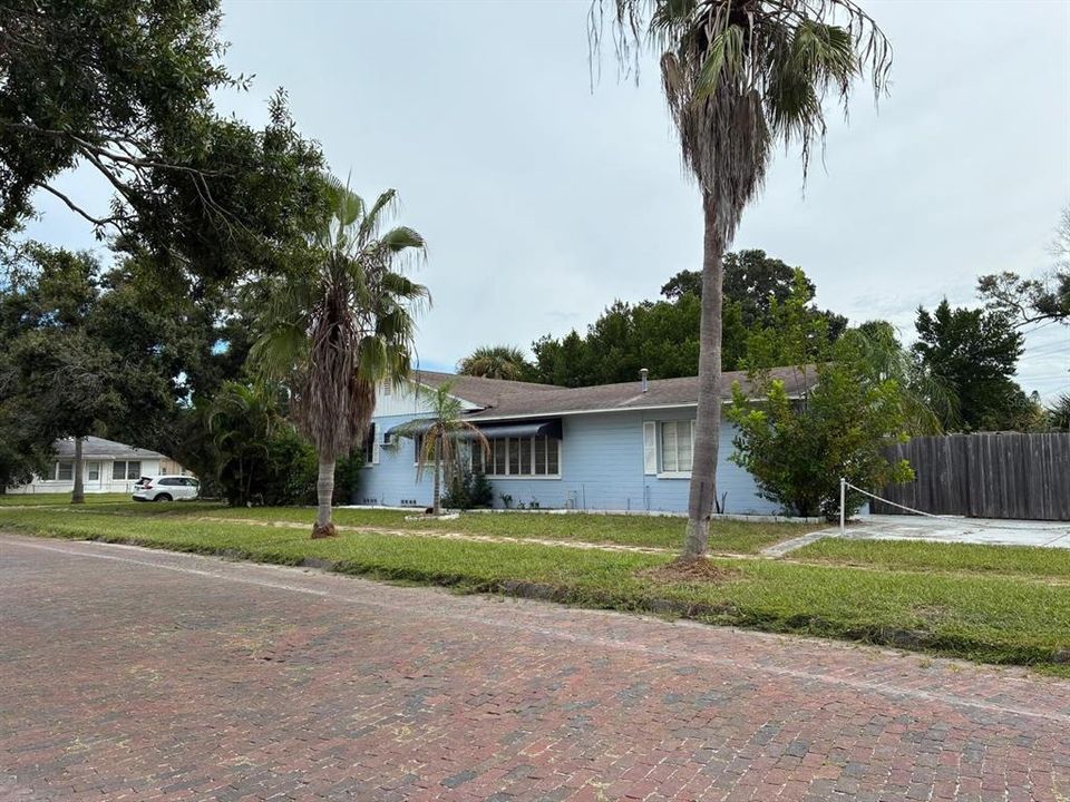 Active With Contract: $279,000 (2 beds, 1 baths, 984 Square Feet)