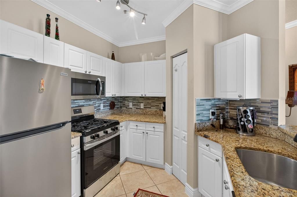 For Rent: $3,200 (2 beds, 2 baths, 1350 Square Feet)