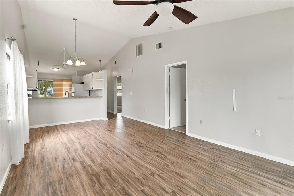 For Sale: $149,900 (2 beds, 2 baths, 959 Square Feet)