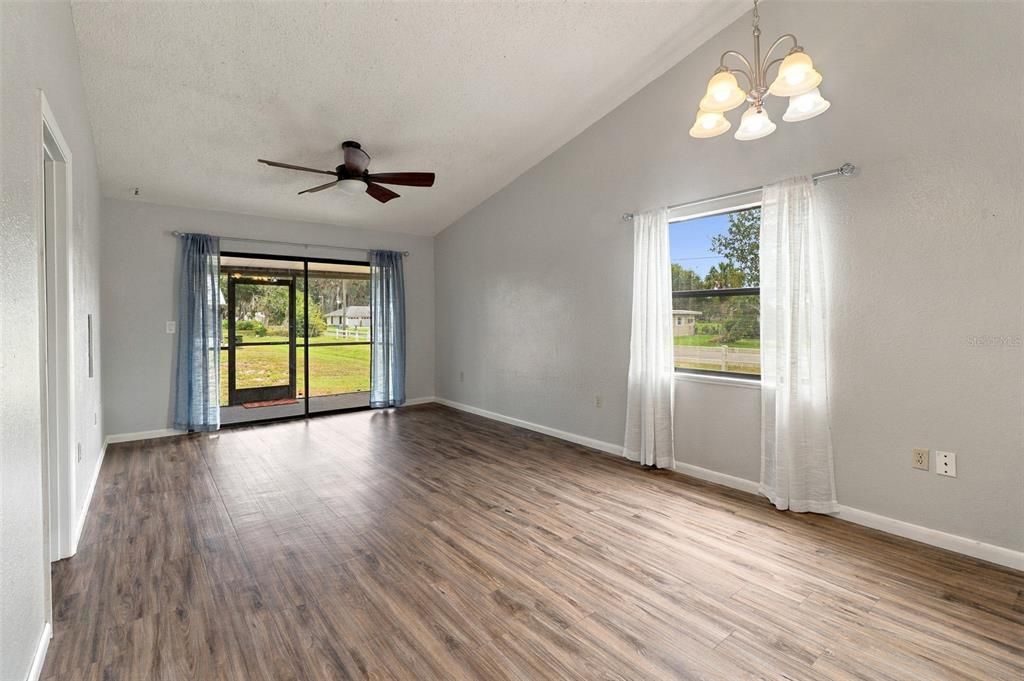 For Sale: $149,900 (2 beds, 2 baths, 959 Square Feet)