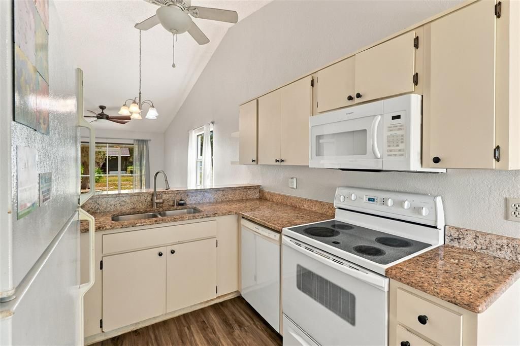 For Sale: $149,900 (2 beds, 2 baths, 959 Square Feet)